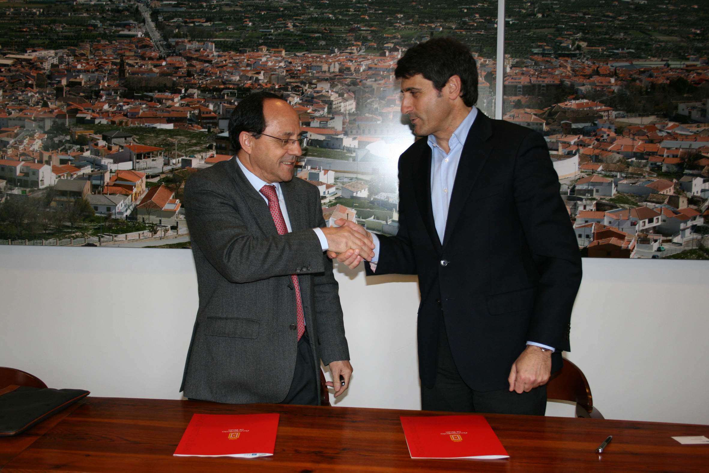 En 2011 Red Eléctrica anunció en Baza la inmediata construcción de la línea de 400kV