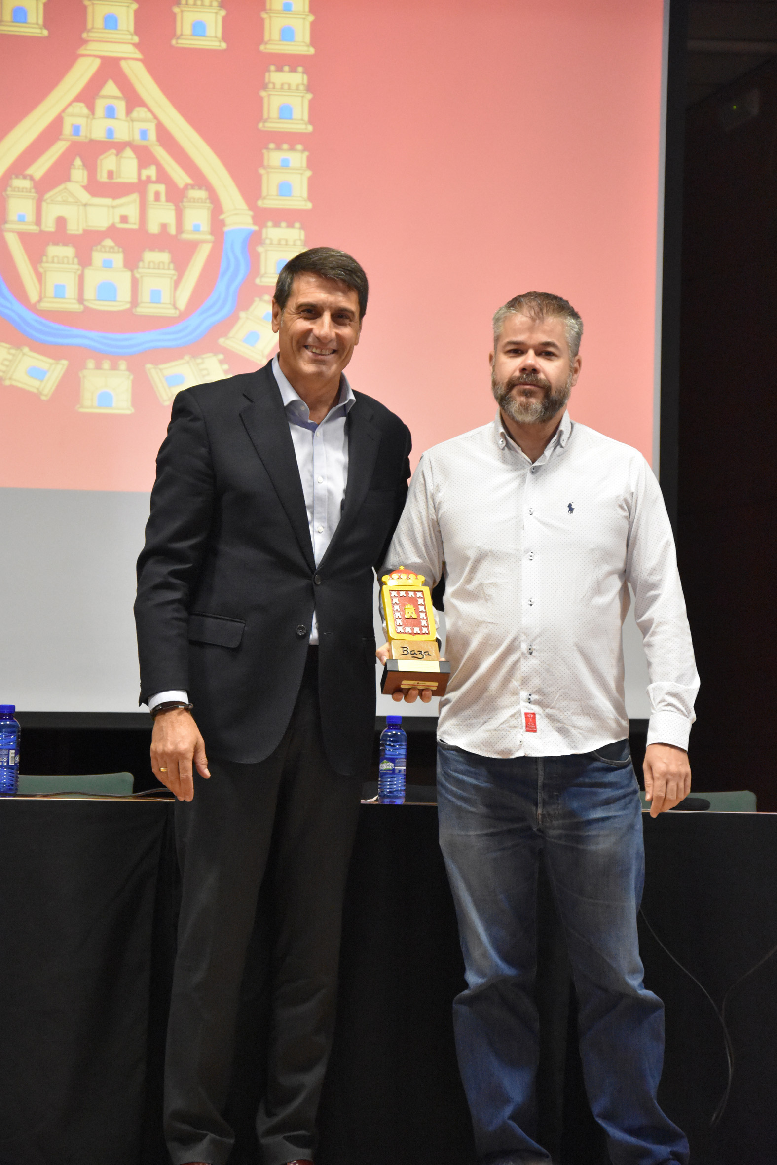 El ponente Sergio Ros y el alcalde de Baza, Pedro Fernández.