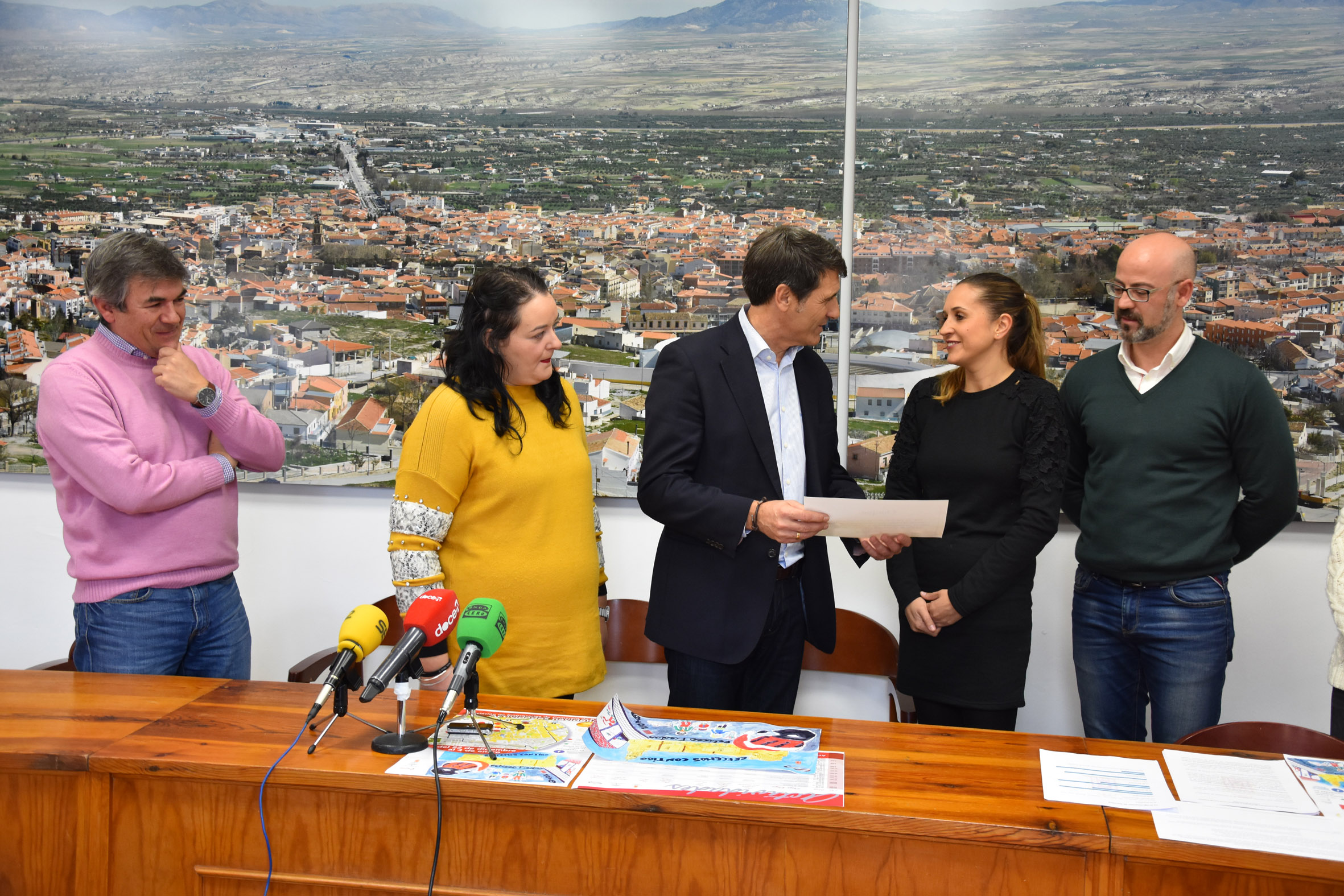 Vanessa Mesas recibe el premio a mejor video de impulso al comercio 