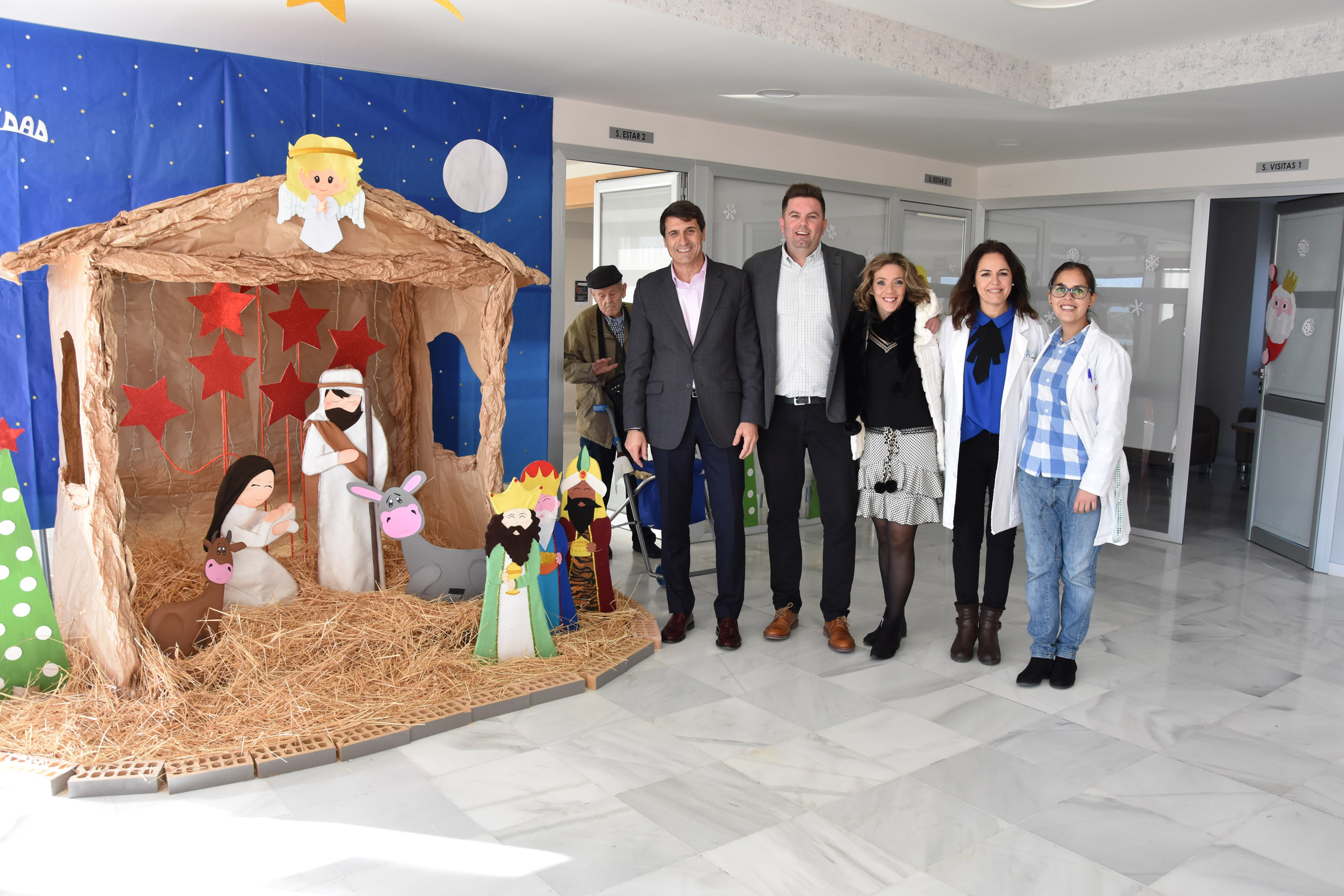 Pedro Fernández, alcalde de Baza, en el interior de la residencia junto a su director