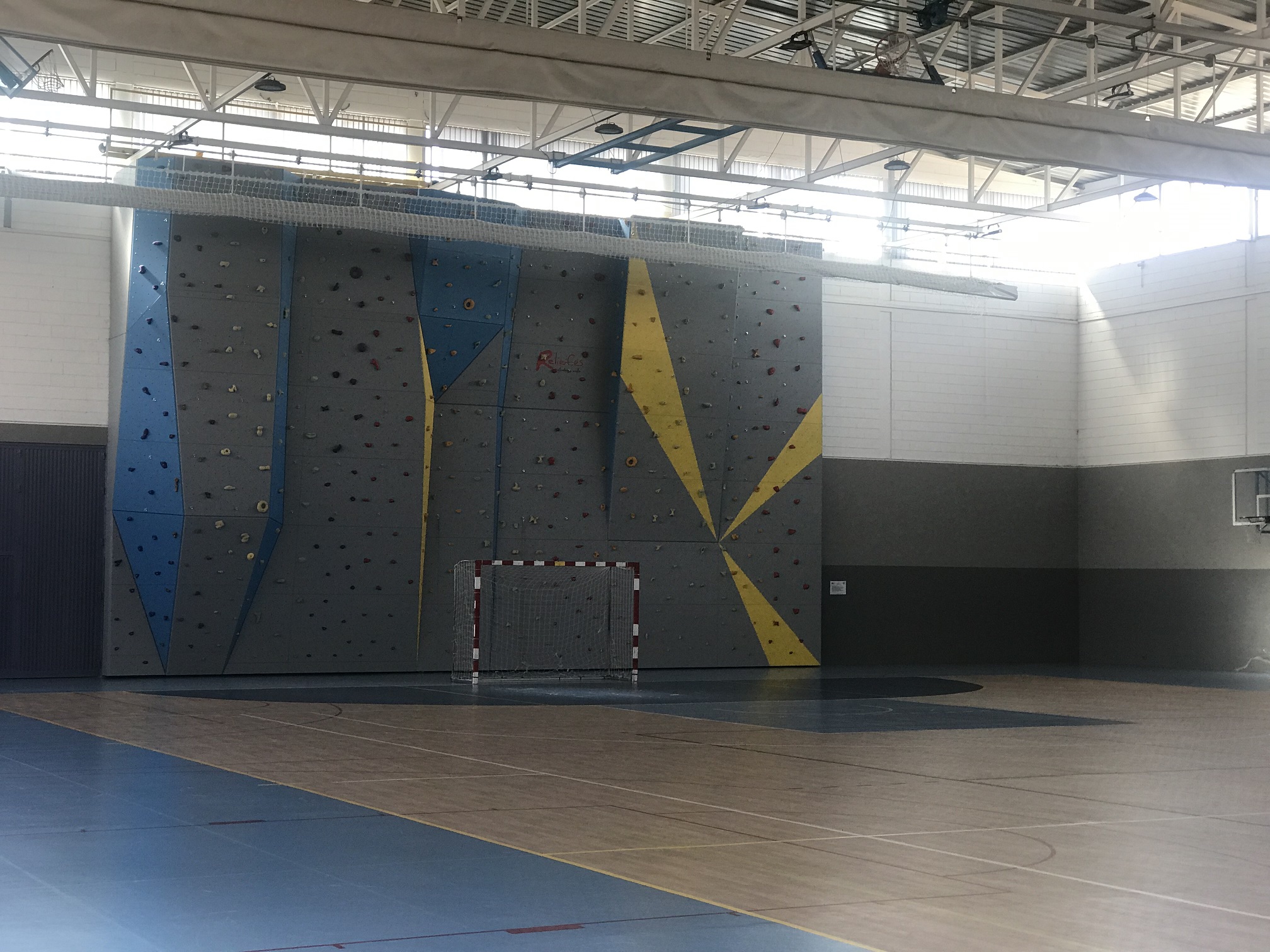 Rocódromo en el pabellón de deporte