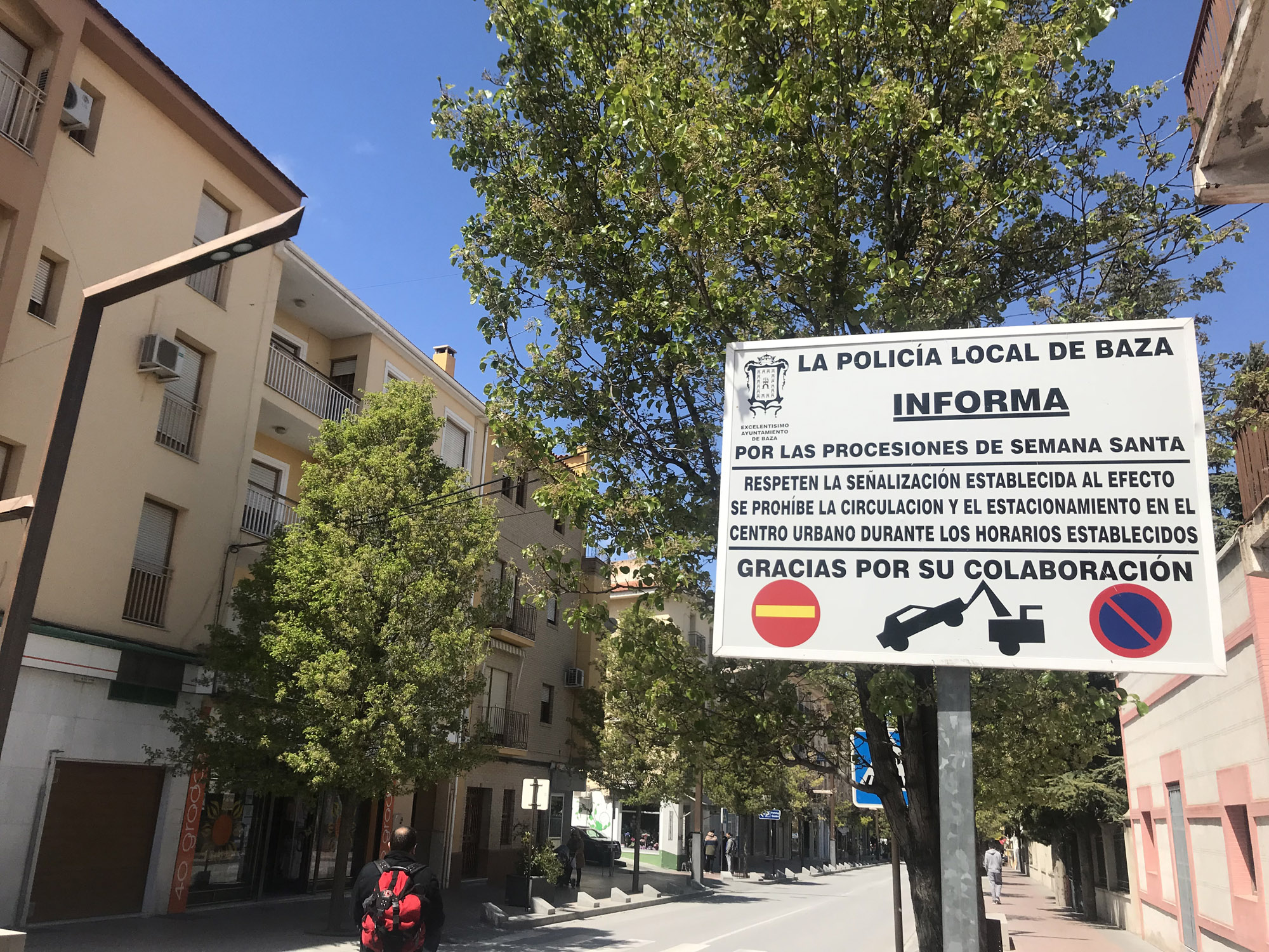 Cartel informativo de restricciones de tráfico en Baza