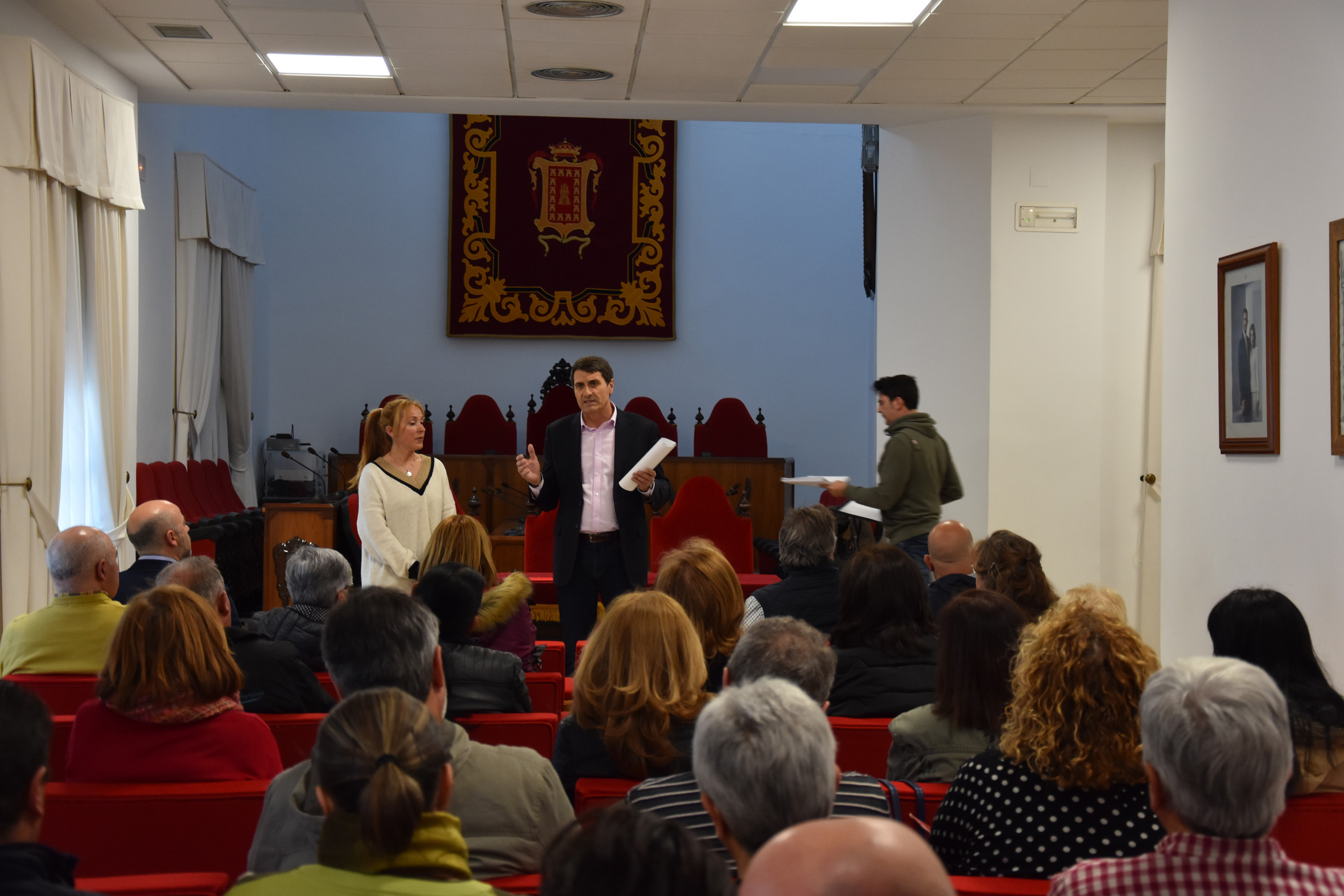 El alcalde de Baza, Pedro Fernández, en una reunión con colectivos culturales