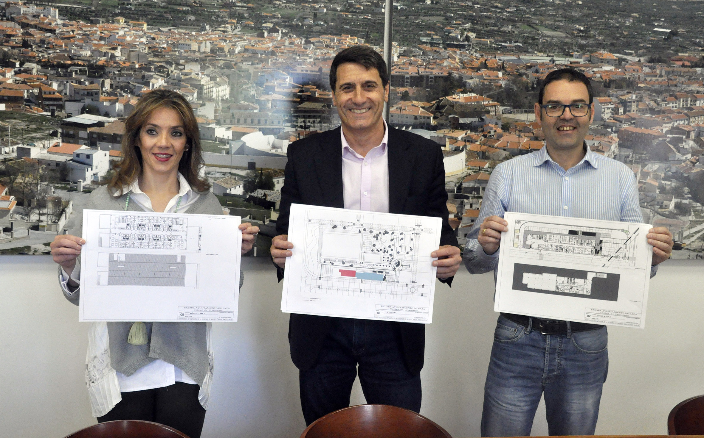 Pedro Fernández, alcalde de Baza, Mariana Palma, concejala de Bienestar y Alfredo Alles,concejal de Contratación