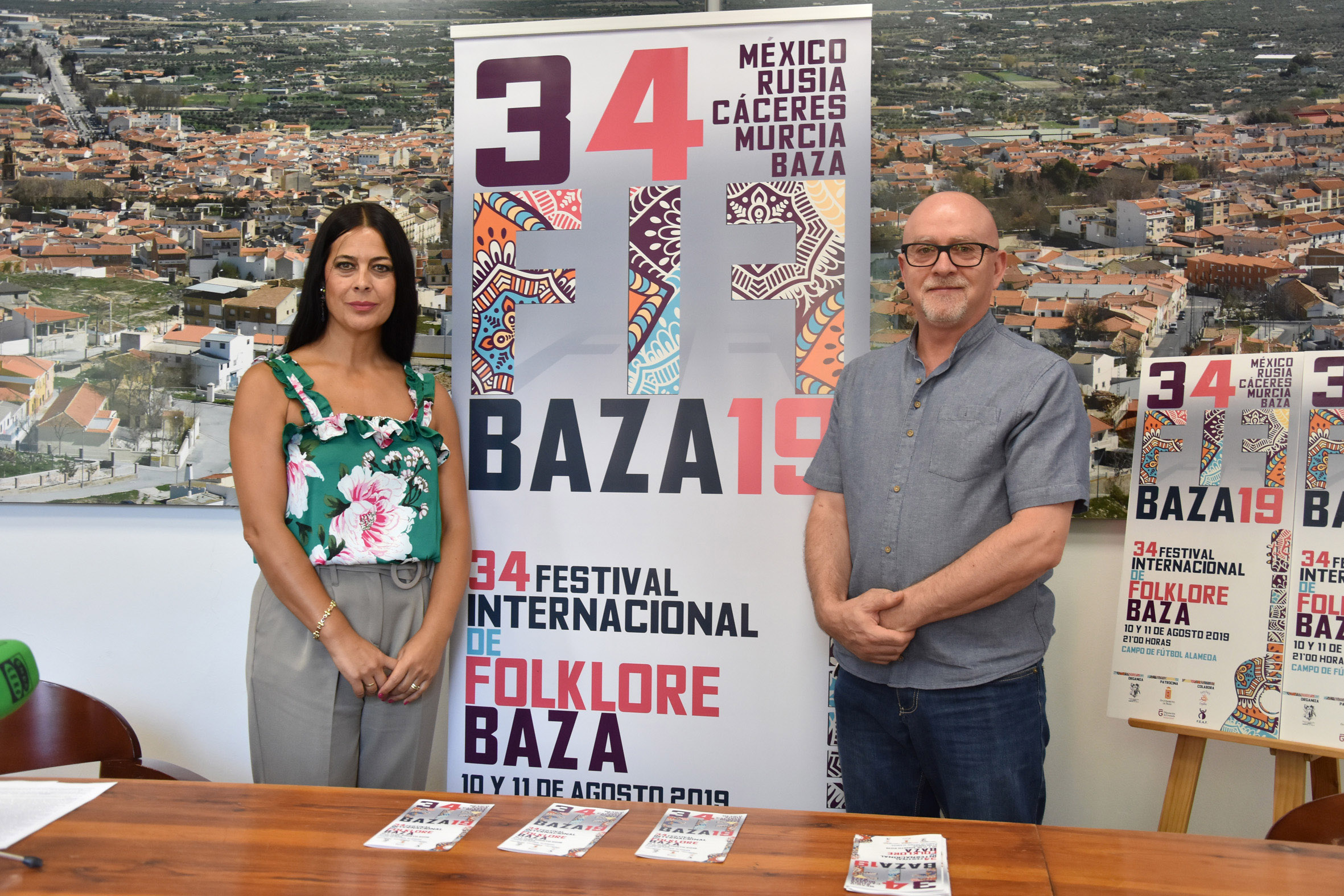 Maribel Cano, concejala de Cultura de Baza, y Diego Alonso, director del FIF Baza. 