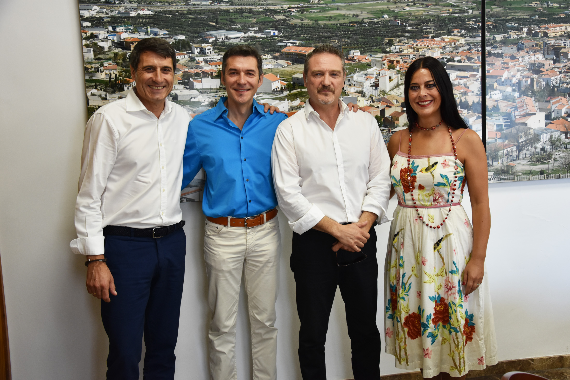 Los premiados con el Dama de Baza a la Cultura entre el alcalde y la concejala de Cultura