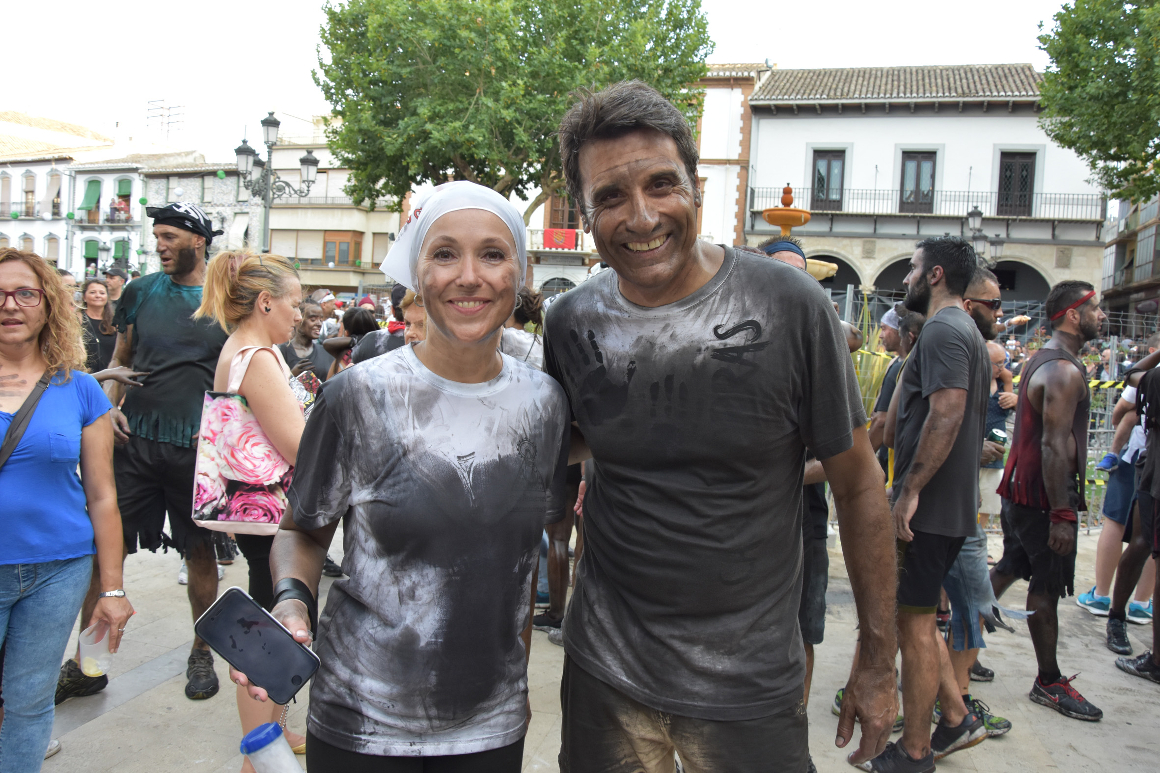 Yolanda Fernández y el alcalde de Baza, Pedro Fernández, en Cascamorras 