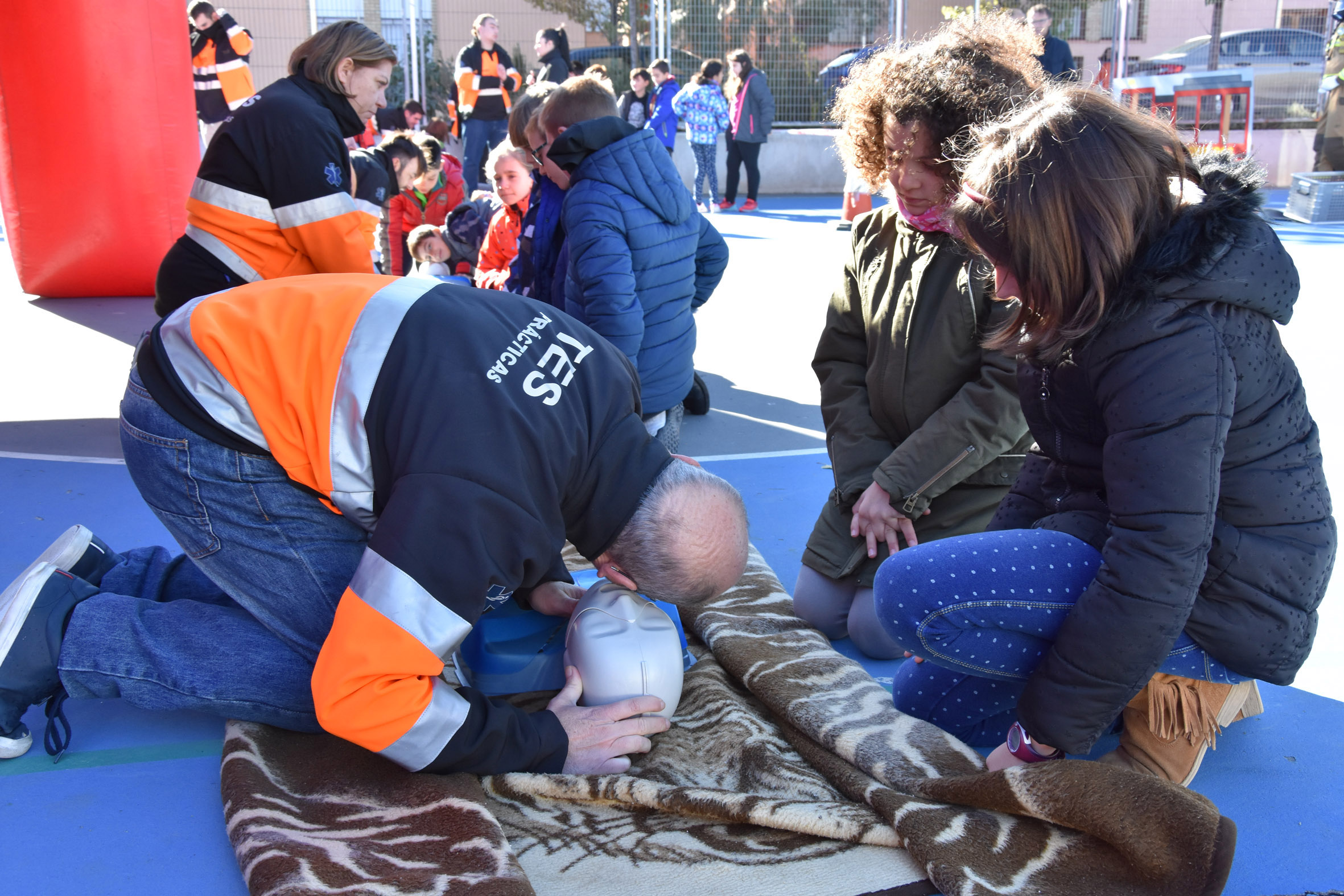 Escolares de Baza aprenden a realizar maniobras de reanimación