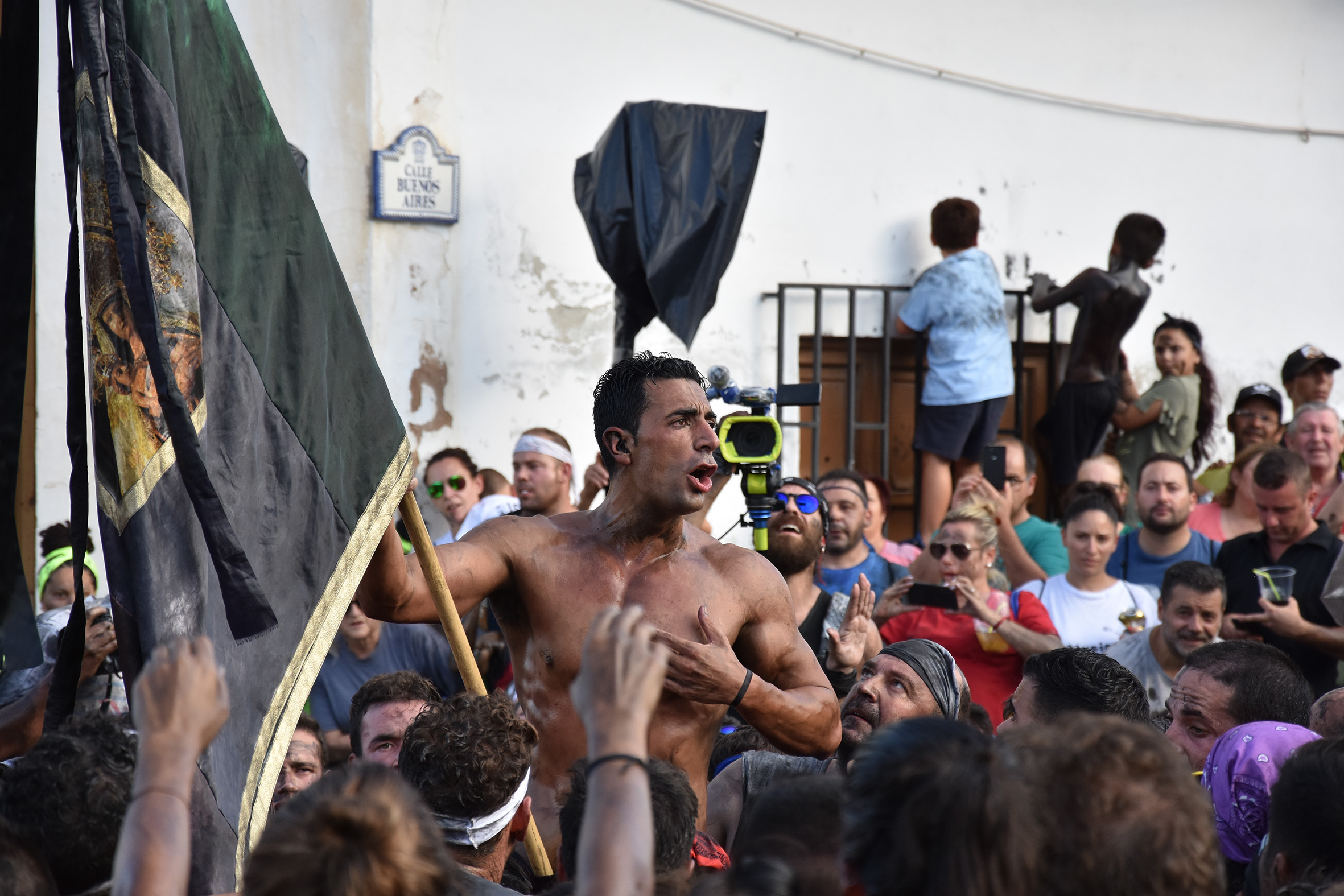 Cascamorras en avenida Atleta José Luis Martínez