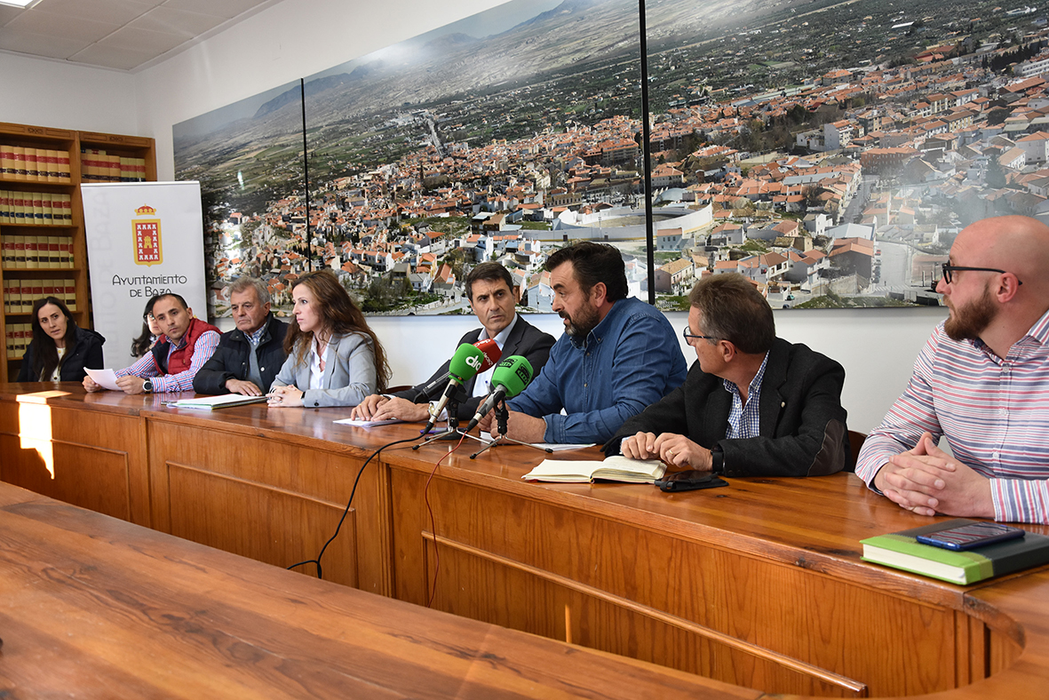 El alcalde de Baza, la alcaldesa de Caniles y agricultores 