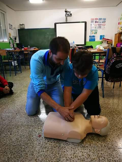 Escolares de Baza practicando las maniobras de RCP básicas 