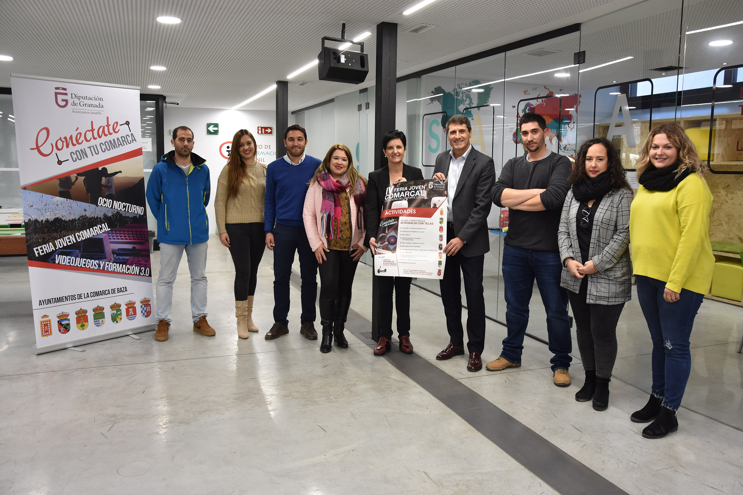 El alcalde de Baza, Pedro Fernández, la diputada de Igualdad y Juventud, Mercedes Garzón, concejales de municipios de la comarca y técnicos de juventud ultiman la Feria Joven