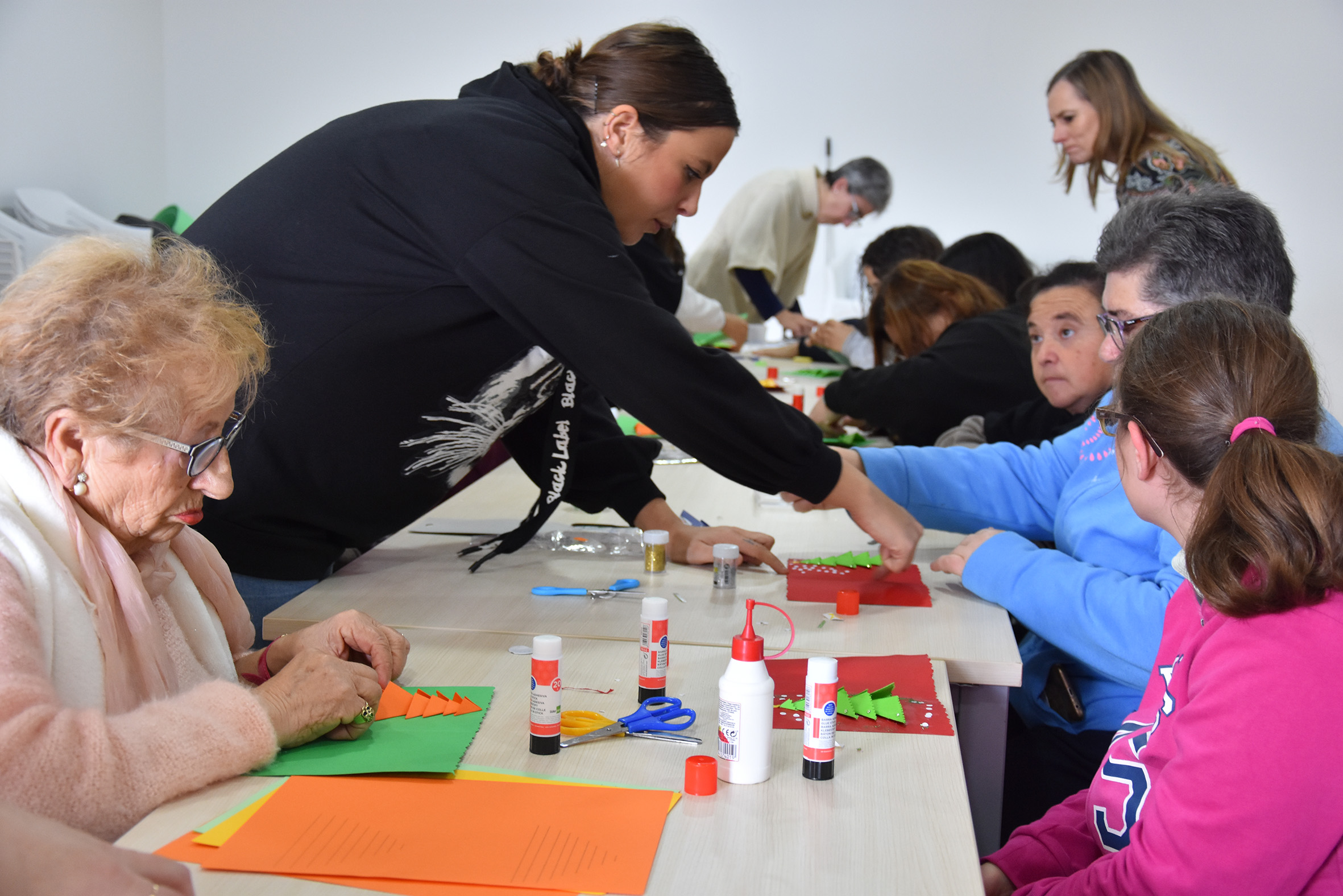 Taller de elaboración de tarjetas de Navidad en Baza