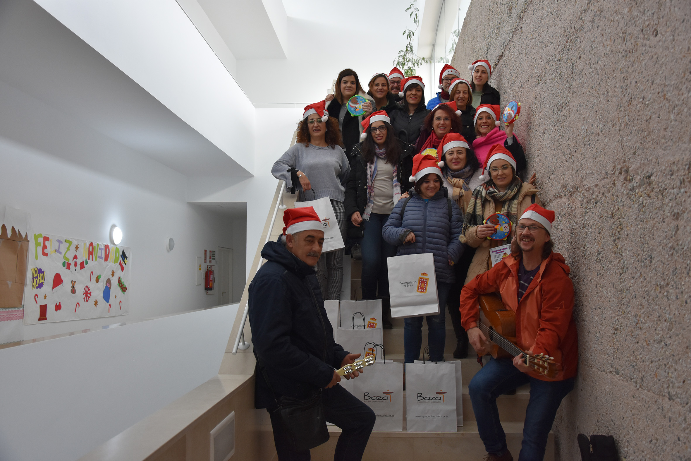 voluntarios del grupo de taller de elaboración de tarjetas navideñas de Baza
